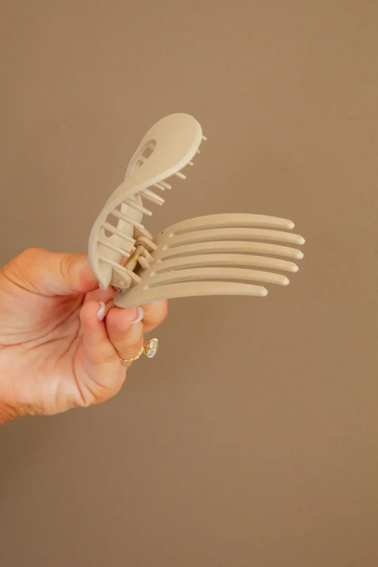 Andi Circle Cutout Flat Claw Clip