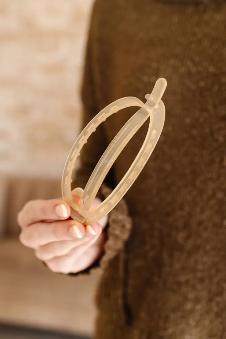 Andi Cutout Oval Clip