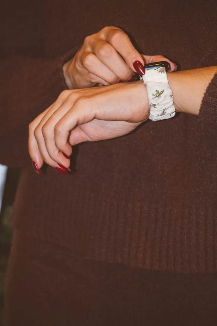 Andi Neutral Floral Scrunchie Apple Watchband