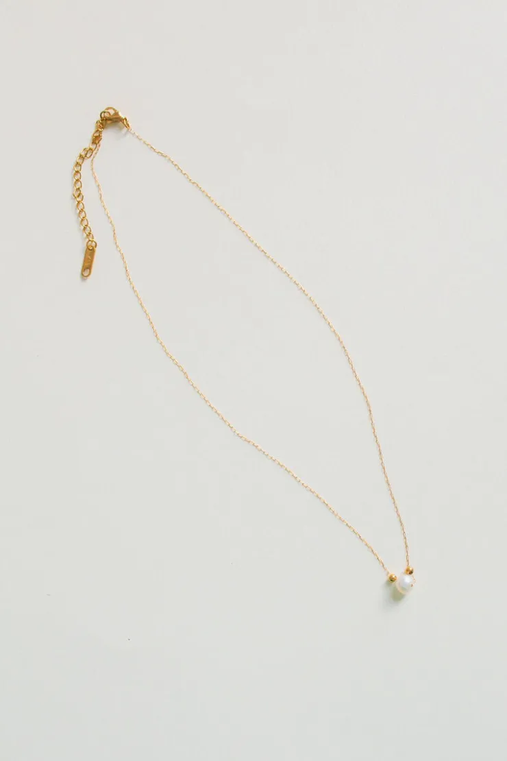 Andi Simple Pearl Pendant Necklace